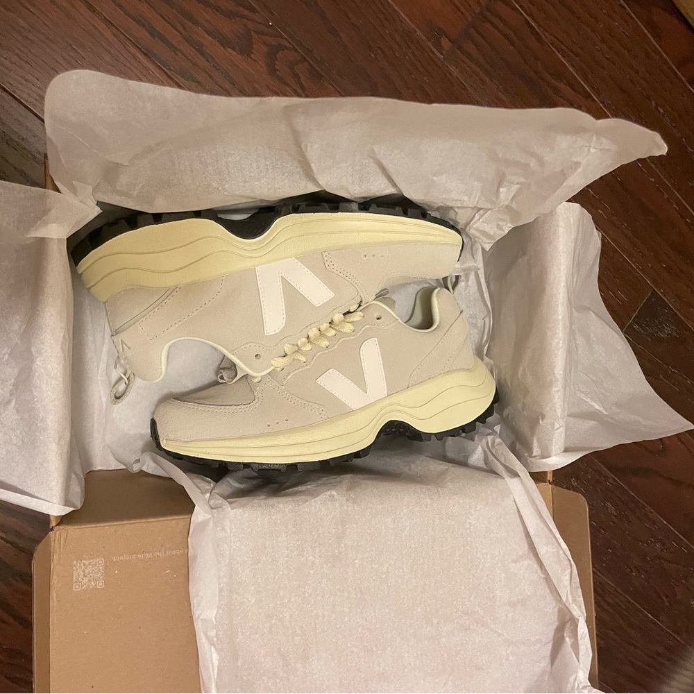NWT size US 7 Veja Venturi VC suede sneakers